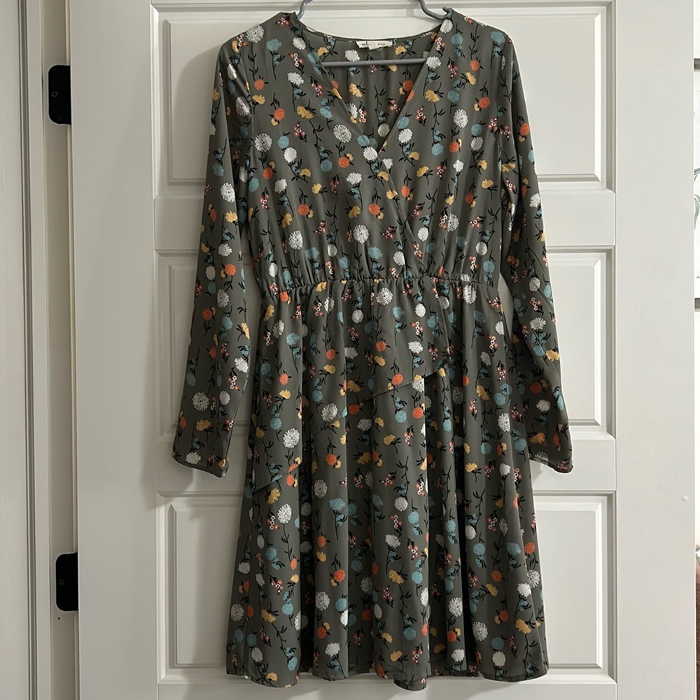 Cute knee length size medium cedar and gold dress